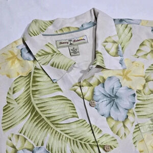 Tommy Bahama 100% Silk Hawaiian Hibiscus Embossed Short‎ sleeve Camp shirt
